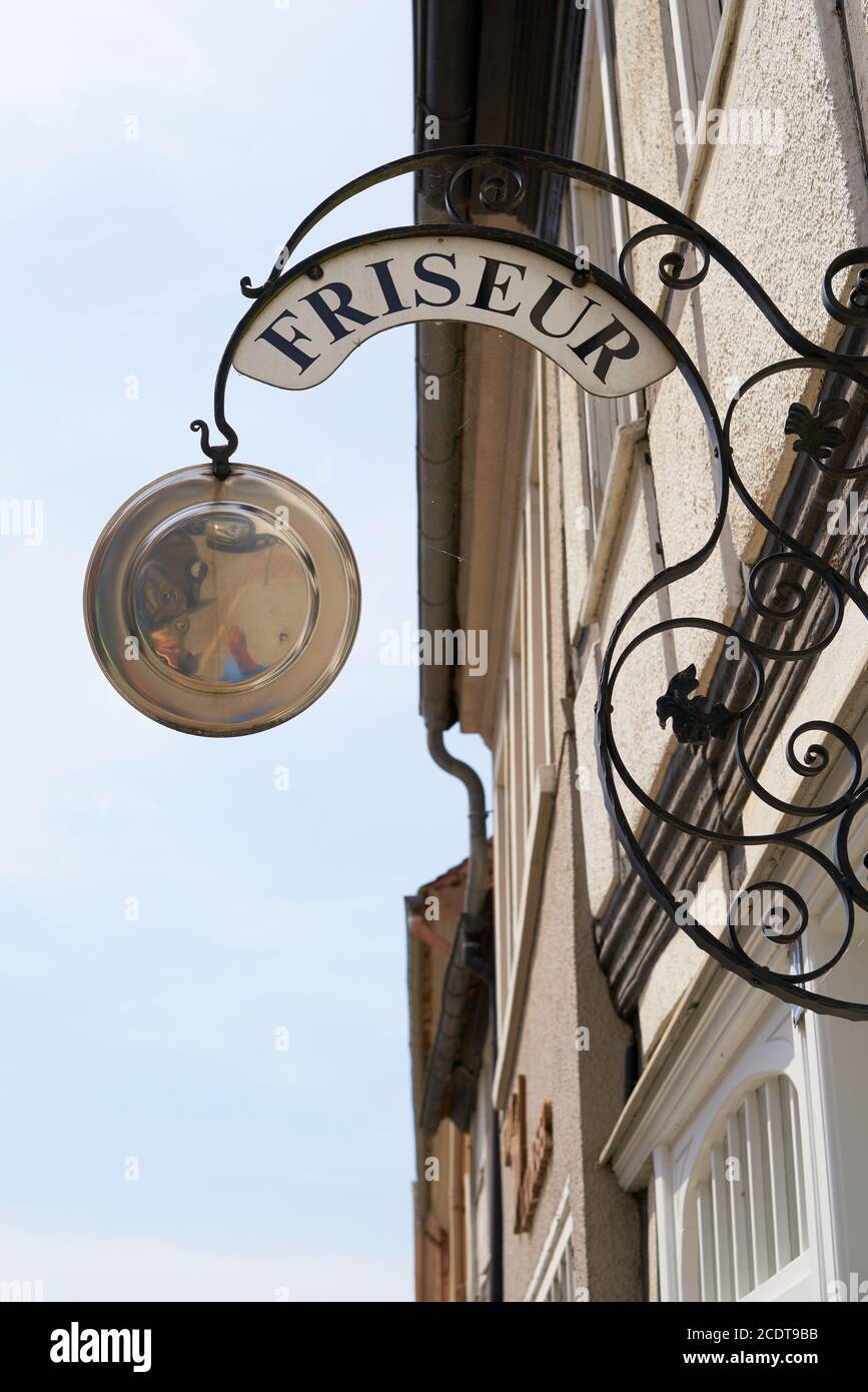 Zunftschild für einen Friseur in der Altstadt von Tangermünde in Deutschland Stockfoto