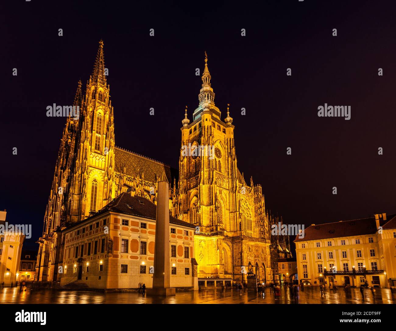 Nachtansicht der Metropolitan Cathedral of Saints Vitus (St. Veitsdom) mit Beleuchtung befindet sich in der Prager Burg, Tschechische Republik Stockfoto