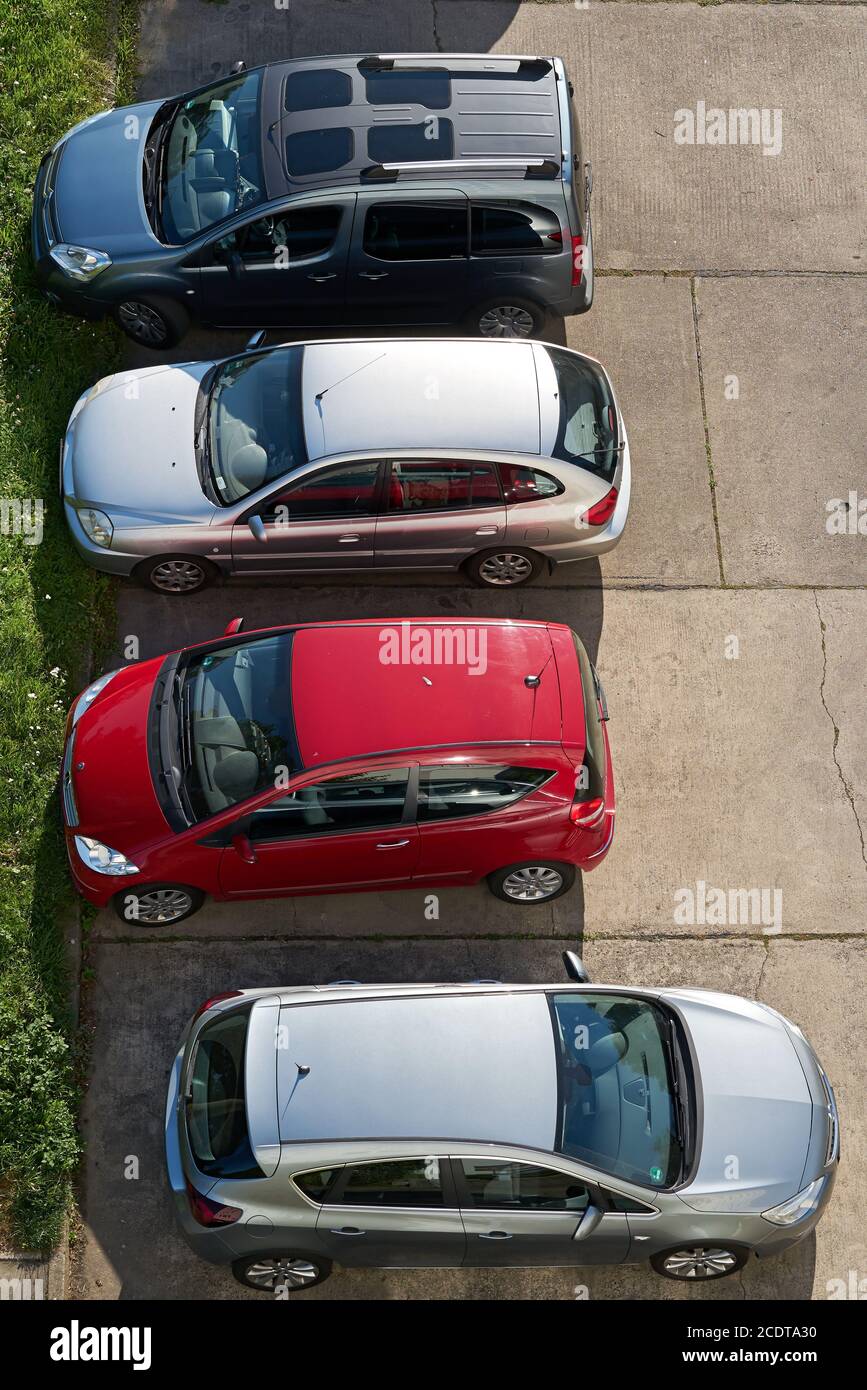 Autos auf einem Parkplatz im Stadtzentrum von Magdeburg Stockfoto