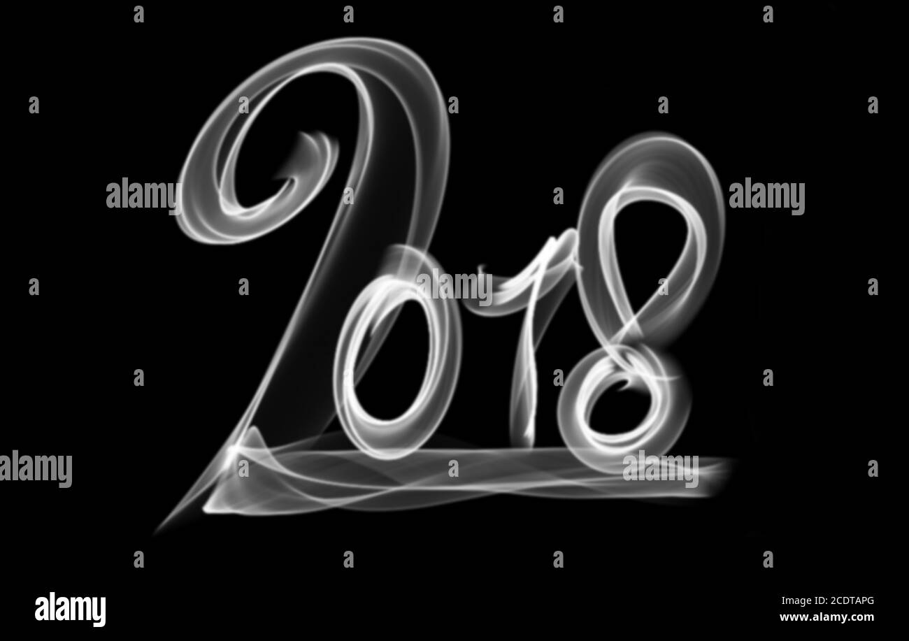 Frohes neues Jahr 2018 isolierte Zahlen Schriftzug mit Feuer geschrieben Flamme oder Rauch auf schwarzem Hintergrund Stockfoto