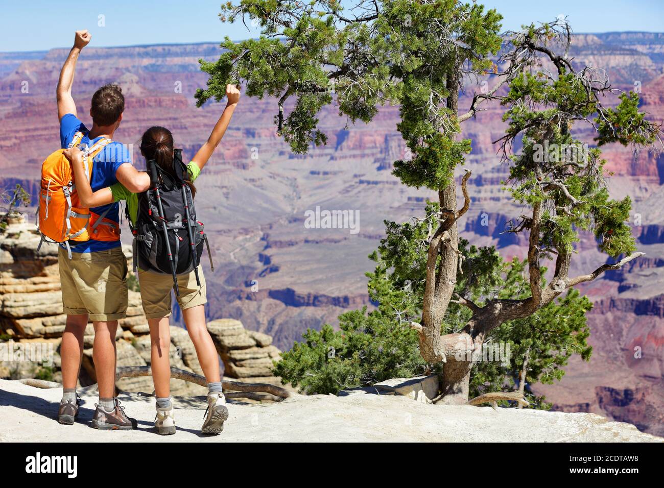 Grand Canyon Wanderer Touristen Paar jubelnden Erfolg mit Armen glücklich für Wanderung Erfolg. Rucksacktouristen wandern mit Rucksäcken, die im Blick stehen Stockfoto