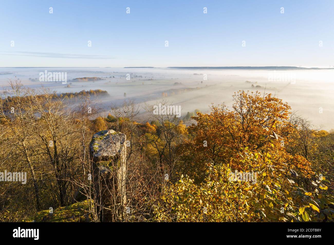 Felsformation und Blick auf eine neblige ländliche Landschaft Im Herbst Stockfoto