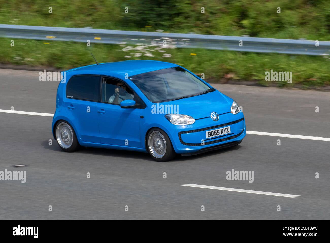 2015 blauer VW Volkswagen zieht NACH OBEN; Fahrzeuge mit fahrendem Verkehr, Fahrzeuge, die Fahrzeuge auf britischen Straßen fahren, Motoren, Fahrzeuge auf dem Autobahnnetz der Autobahn M6. Stockfoto