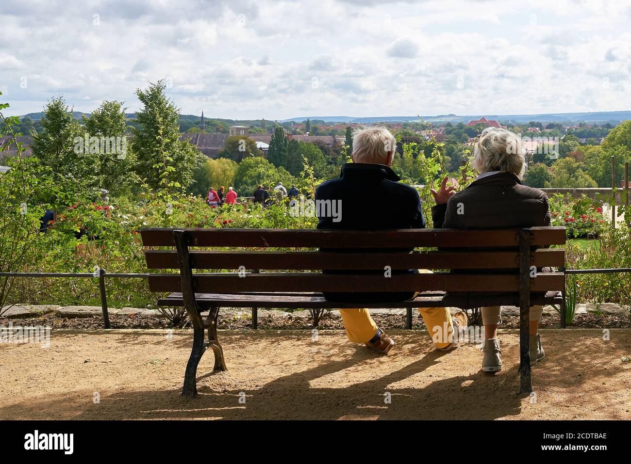 Rentnerpaar sitzt auf einer Bank in Quedlinburg und genießt es Die Aussicht Stockfoto