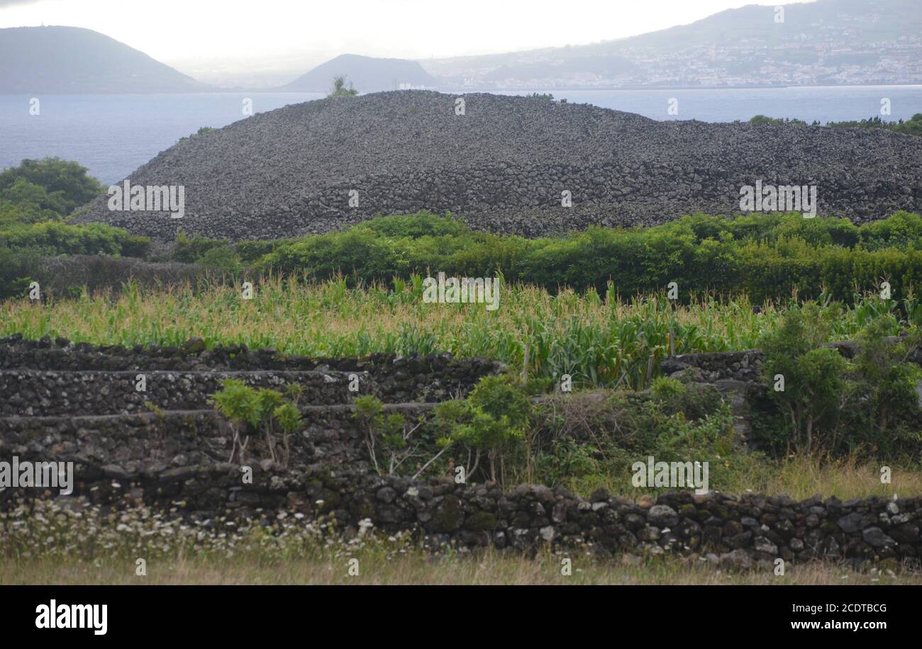 Maroiços, auch bekannt als die "Azoren Pyramiden", eine einzigartige Art von Architektur mit basaltischen Felsen in Pico Insel, Azoren Archipel, Portugal Stockfoto