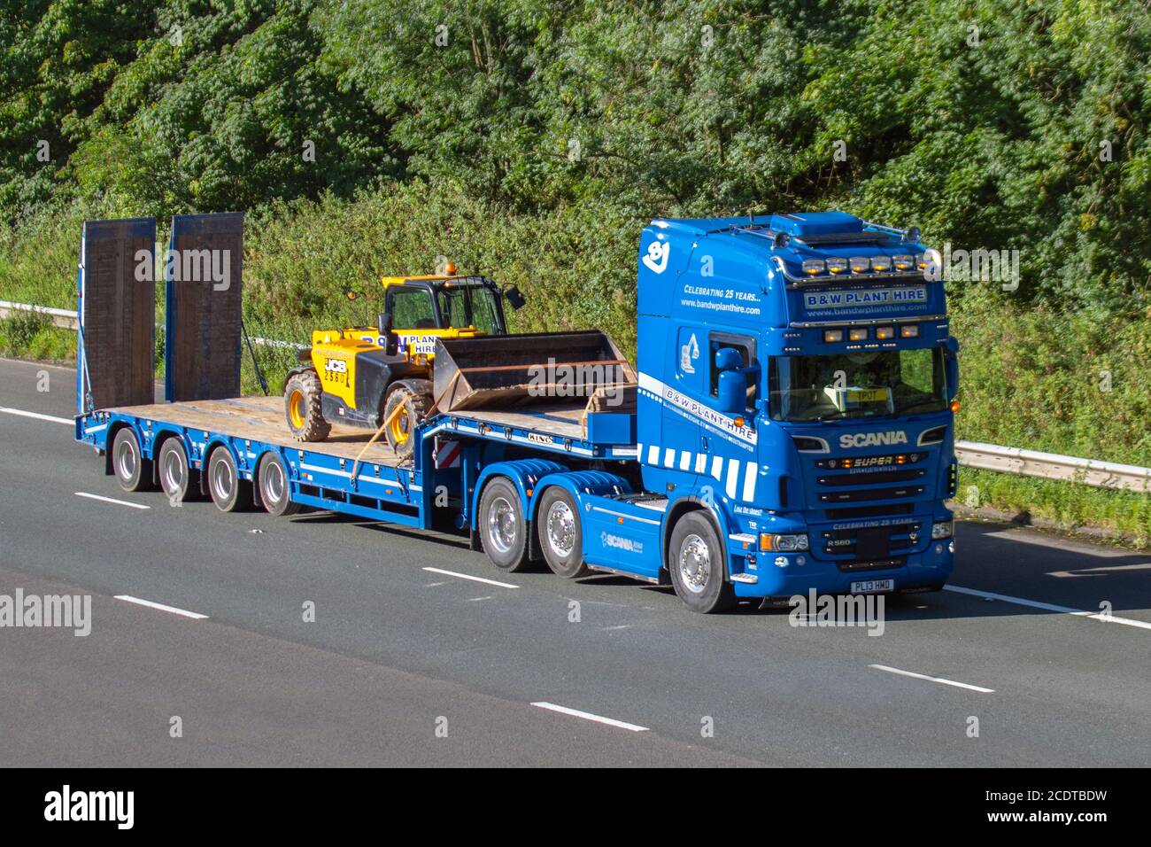 B & W Plant Hire Speditions Delivery Trucks, LKW, Transport, LKW, Frachtführer, Super Scania Vehicle, European Commercial Transport industry LKW, M6 in Manchester, UK Stockfoto