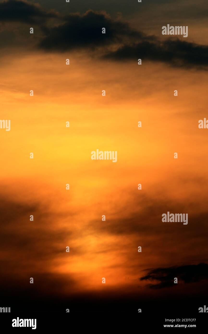 Wolken, die einen Schreckenlook bei Nacht oder Halloween haben, obwohl das Bild während eines Sonnenuntergangs in Wildwood Crest, New Jersey, USA, aufgenommen wurde Stockfoto