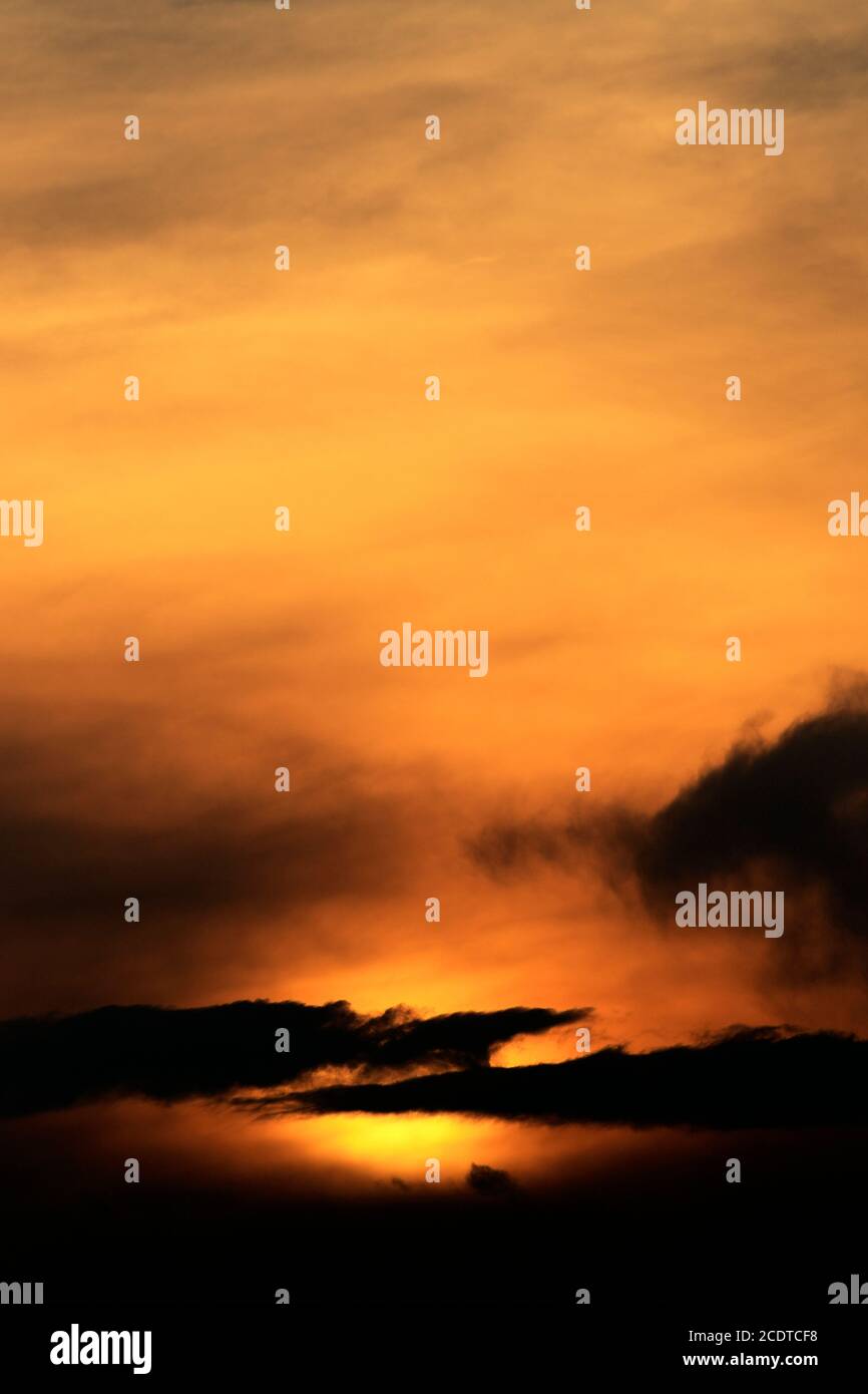 Wolken, die einen Schreckenlook bei Nacht oder Halloween haben, obwohl das Bild während eines Sonnenuntergangs in Wildwood Crest, New Jersey, USA, aufgenommen wurde Stockfoto