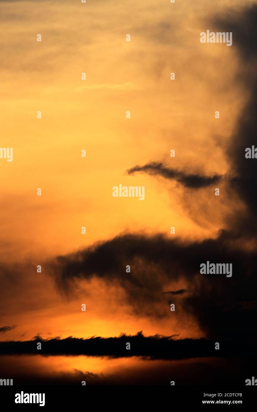 Wolken, die einen Schreckenlook bei Nacht oder Halloween haben, obwohl das Bild während eines Sonnenuntergangs in Wildwood Crest, New Jersey, USA, aufgenommen wurde Stockfoto