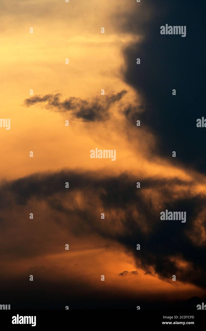 Wolken, die einen Schreckenlook bei Nacht oder Halloween haben, obwohl das Bild während eines Sonnenuntergangs in Wildwood Crest, New Jersey, USA, aufgenommen wurde Stockfoto