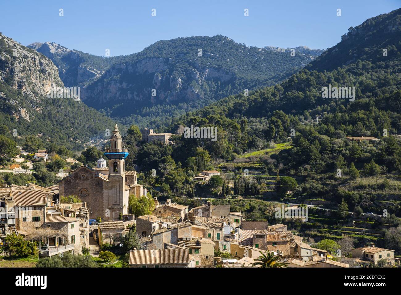 Teilansicht von Valldemossa vor den Bergen des Tramuntana-Gebirges, Mallorca, Spanien, Stockfoto