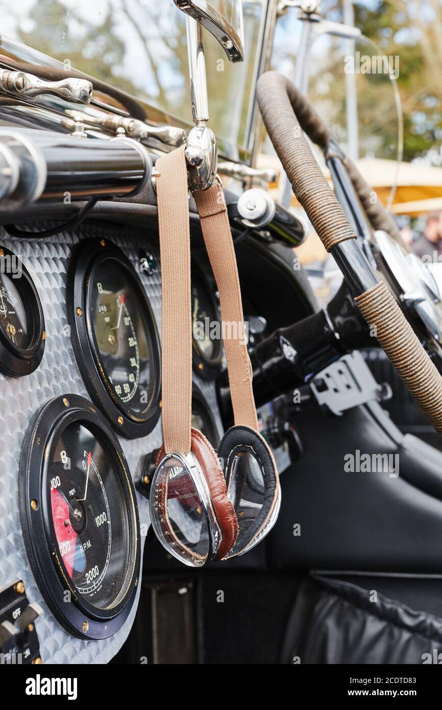 Brille in einem klassischen Auto-Cockpit Stockfoto