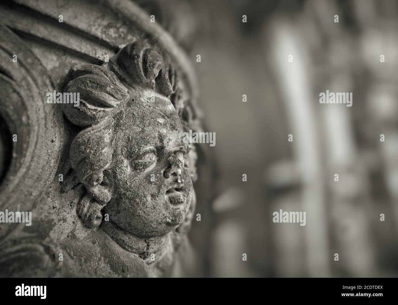 Verwitterte Figur eines Engels aus Sandstein auf dem Fassade eines historischen Gebäudes in Dresden Stockfoto