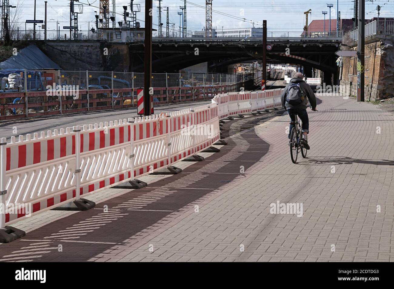 Radfahrer an einer Baustellenbarriere auf der Baustelle Des Stadttunnels in Magdeburg Stockfoto