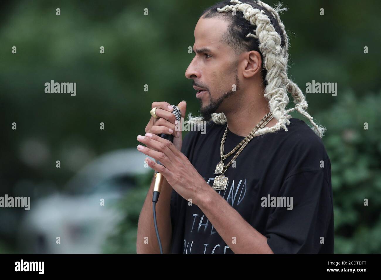 29. August 2020, London, Ontario, Kanada. Black Lives Matter protestieren im Victoria Park. Rapper Sharrieff Huhammad, der den Künstlernamen Casper TNG trägt, singt für den BLM-Protest im Victoria Park, Luke Durda/Alamy Stockfoto
