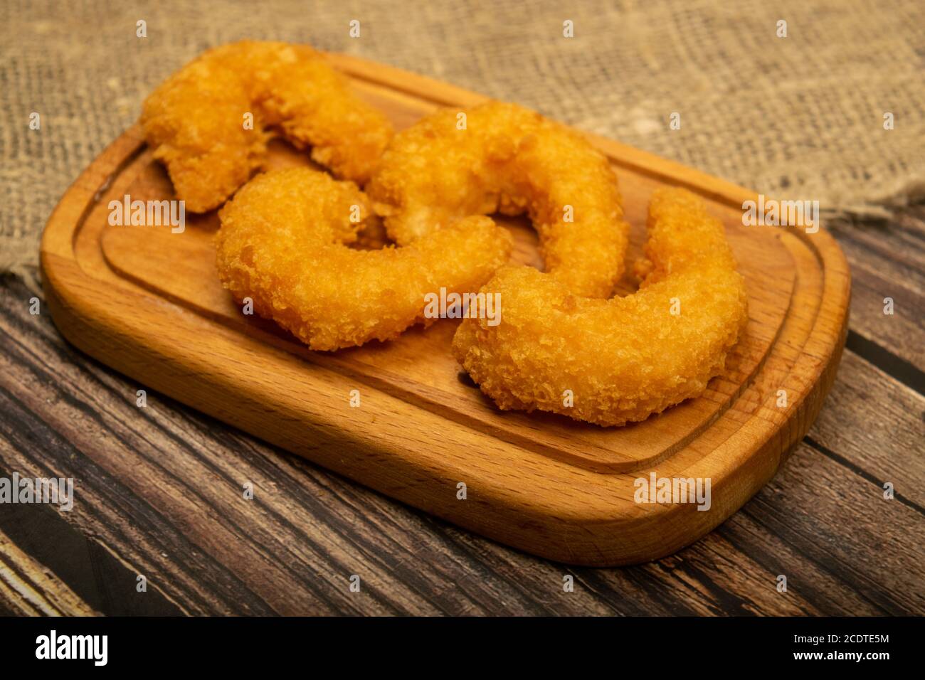 Atlantic Garnelen gebraten in Teig auf einem hölzernen Servierbrett. Nahaufnahme Stockfoto