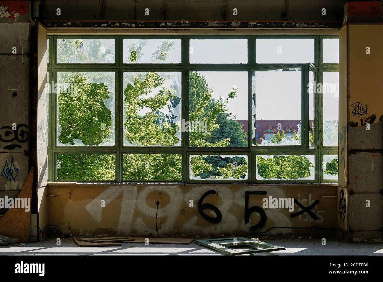 Blick durch ein Fenster in einer verlassenen Fabrik in Magdeburg In Deutschland Stockfoto
