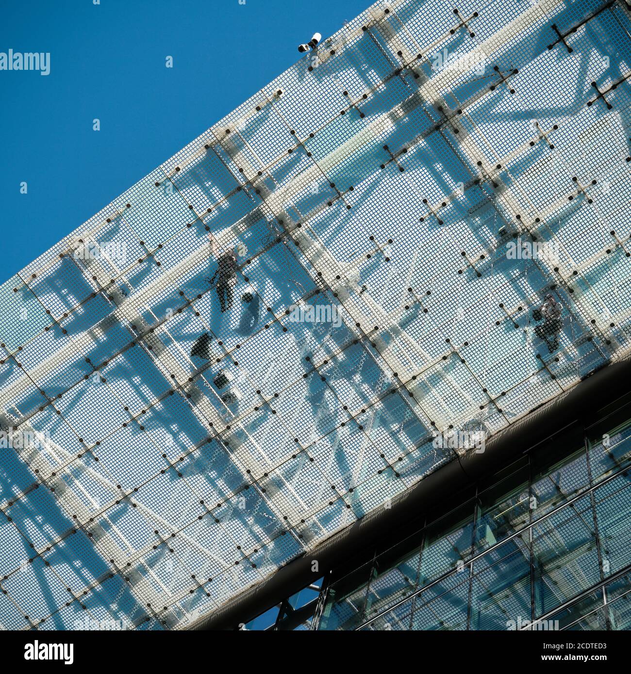 Monteure auf einem Glasdach auf einer Baustelle in Berlin Stockfoto