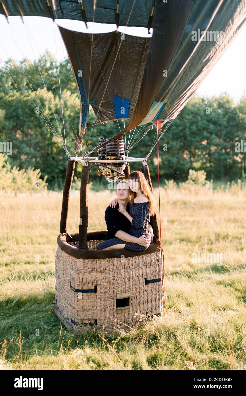 Romantisches Datum, Heiratsantrag, Verlobung, Hochzeitstag Konzept.  Liebespaar Sitzt Im Korb Mit Heißluftballon Auf Dem Hintergrund  Stockfotografie - Alamy