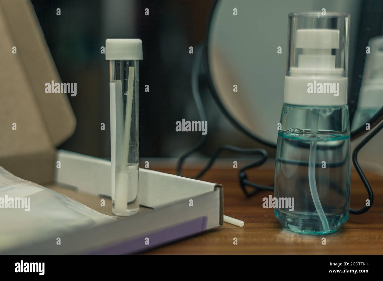 Nahaufnahme eines Covid-Abstrichtests von zu Hause Satz Stockfoto