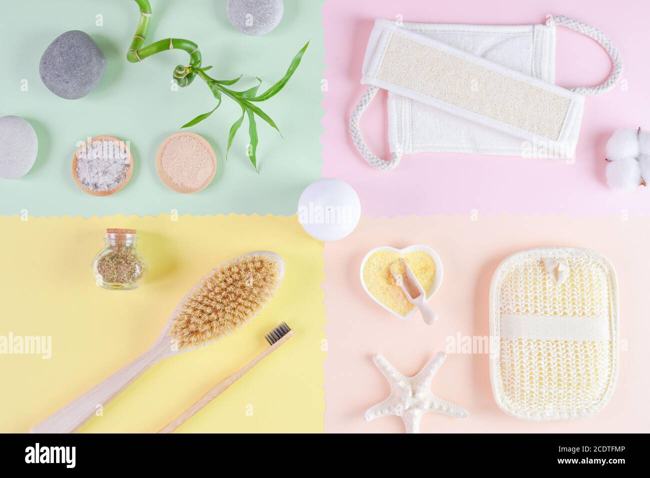 Verschiedene Gegenstände für das Badehaus und Badehaus. Spa-Accessoires. Flach liegend. Draufsicht. Stockfoto