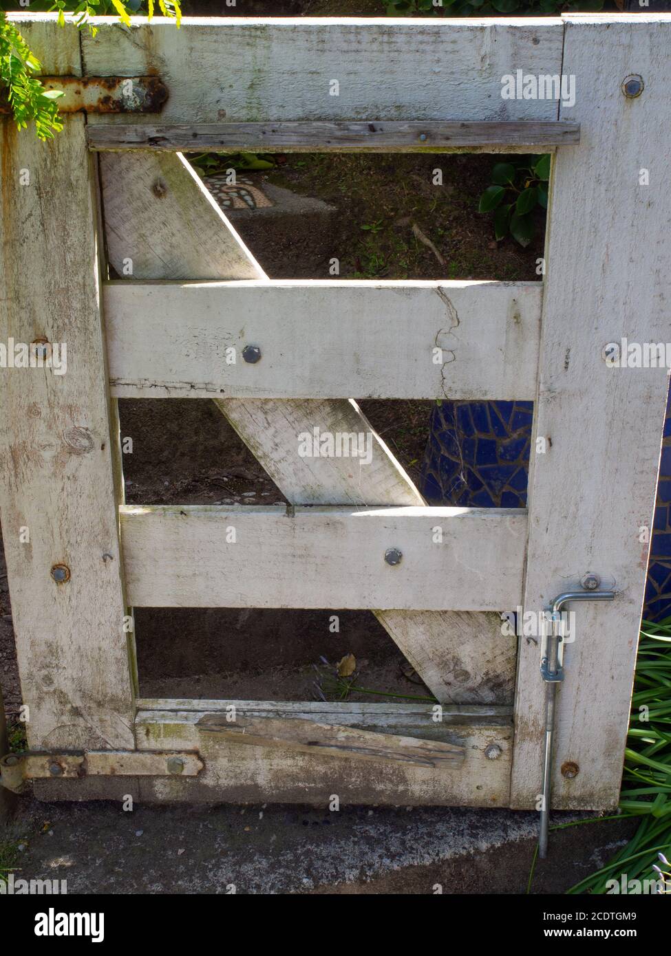 Geschraubtes Holztor Stockfoto