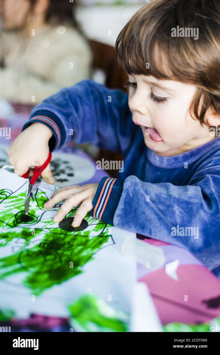 Kinder färben und zeichnen und ausschneiden Zeichnungen von gemacht Sie Stockfoto
