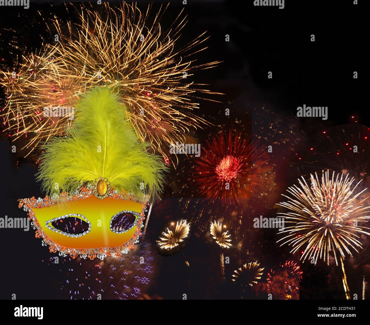 Buntes Feuerwerk am schwarzen Nachthimmel und Maske mit Federn Stockfoto