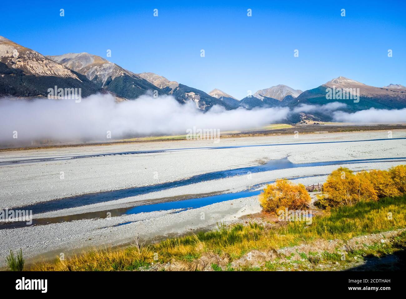 Gelbe Wald und Fluss in Neuseeland Berge Stockfoto