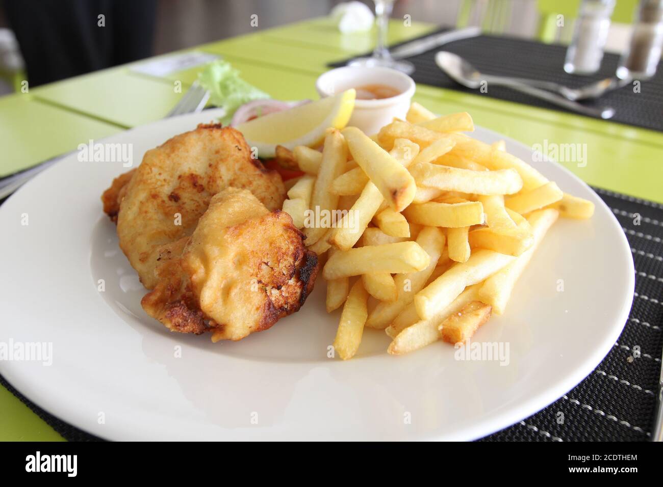 Menü im Restaurant. Gerichte, die in den Restaurants geben. Salate, Hauptspeisen, Pizza und andere Stockfoto