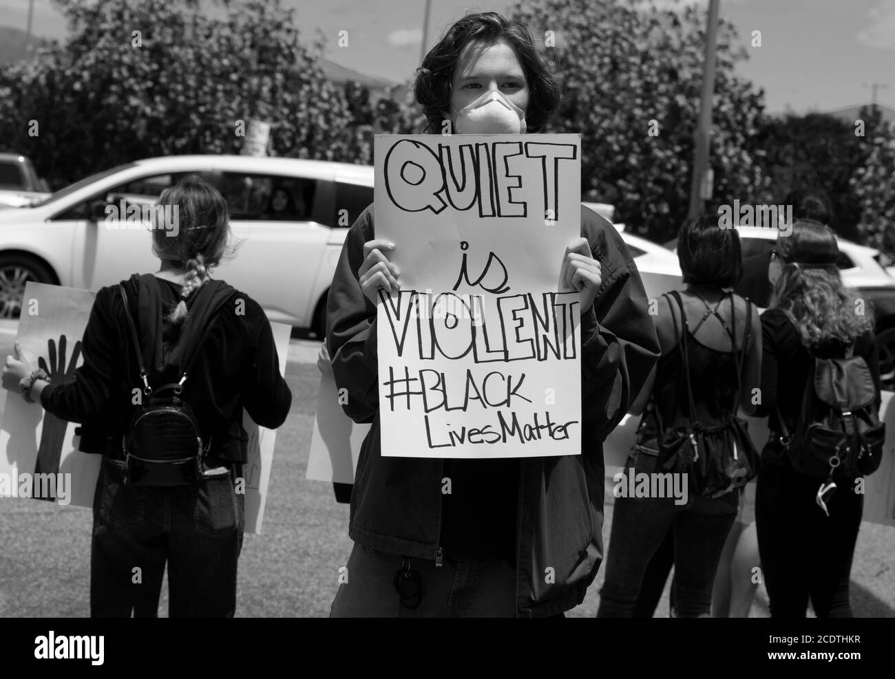 2020 USA Kalifornien Black Lives Matter protestiert. Army National Guard und Los Angeles County Sheriff beobachten Demonstranten bei Demonstrationen. Stockfoto