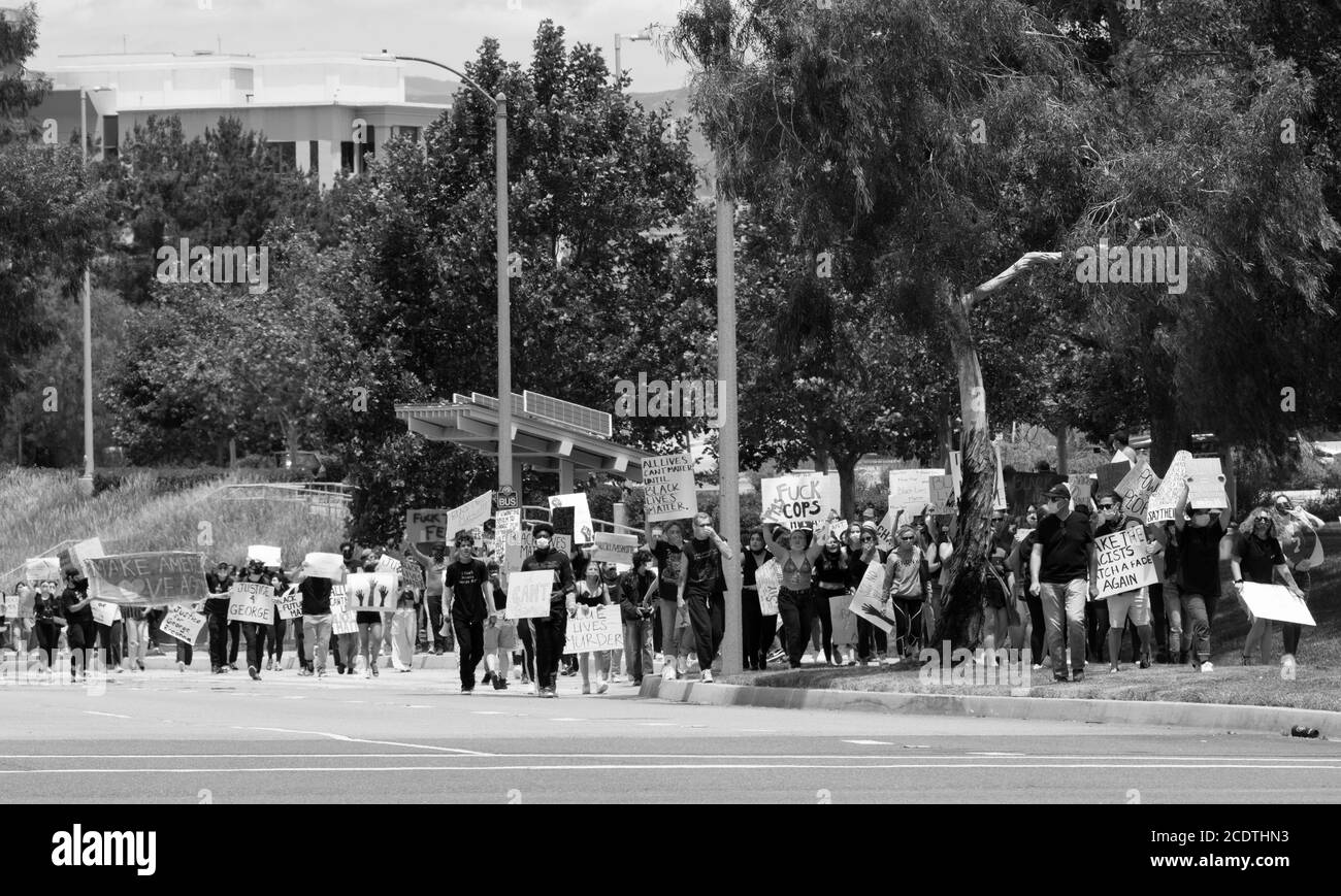 2020 USA Kalifornien Black Lives Matter protestiert. Army National Guard und Los Angeles County Sheriff beobachten Demonstranten bei Demonstrationen. Stockfoto