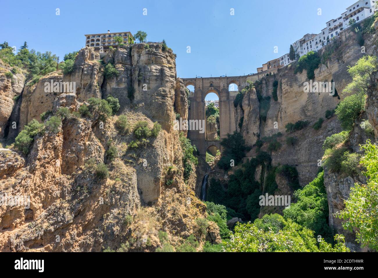 Eine Schlucht in der Stadt Ronda Spanien, Europa an einem heißen Sommertag Stockfoto