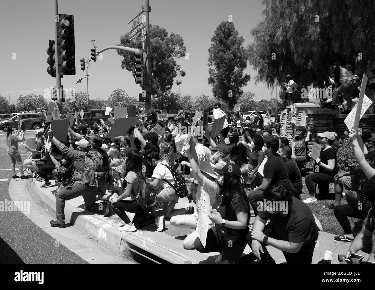 2020 USA Kalifornien Black Lives Matter protestiert. Army National Guard und Los Angeles County Sheriff beobachten Demonstranten bei Demonstrationen. Stockfoto
