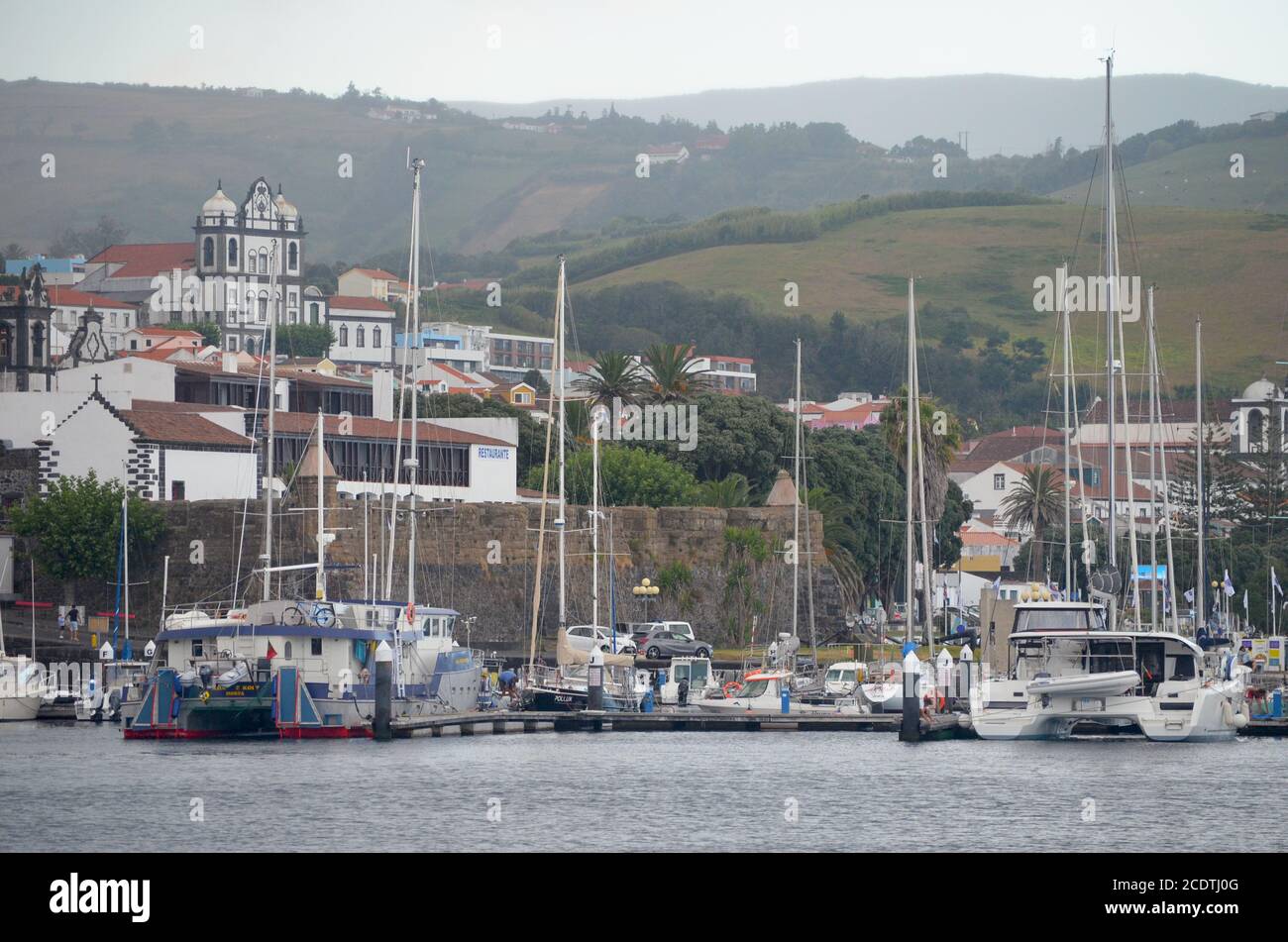 Die Marina de Horta, ein traditioneller Hafen für Segelboote, die den Atlantik überqueren Stockfoto