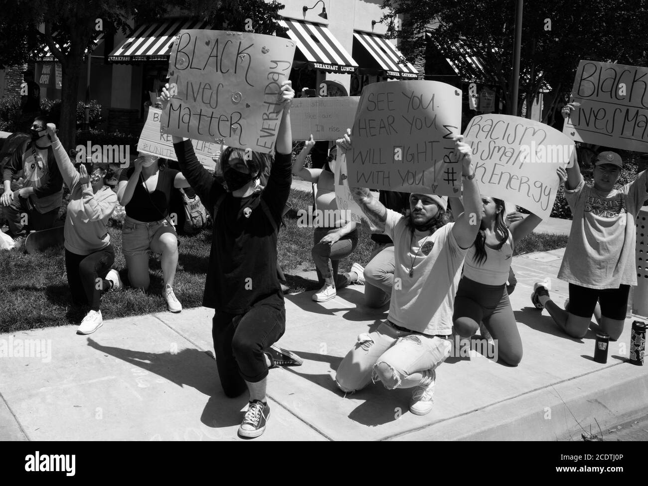 2020 USA Kalifornien Black Lives Matter protestiert. Army National Guard und Los Angeles County Sheriff beobachten Demonstranten bei Demonstrationen. Stockfoto