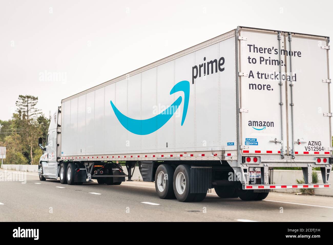 22. August 2020 Fremont/ CA / USA - Amazon LKW fährt auf der Autobahn, das große  Amazon Prime Smile Logo auf der Seite aufgedruckt Stockfotografie - Alamy