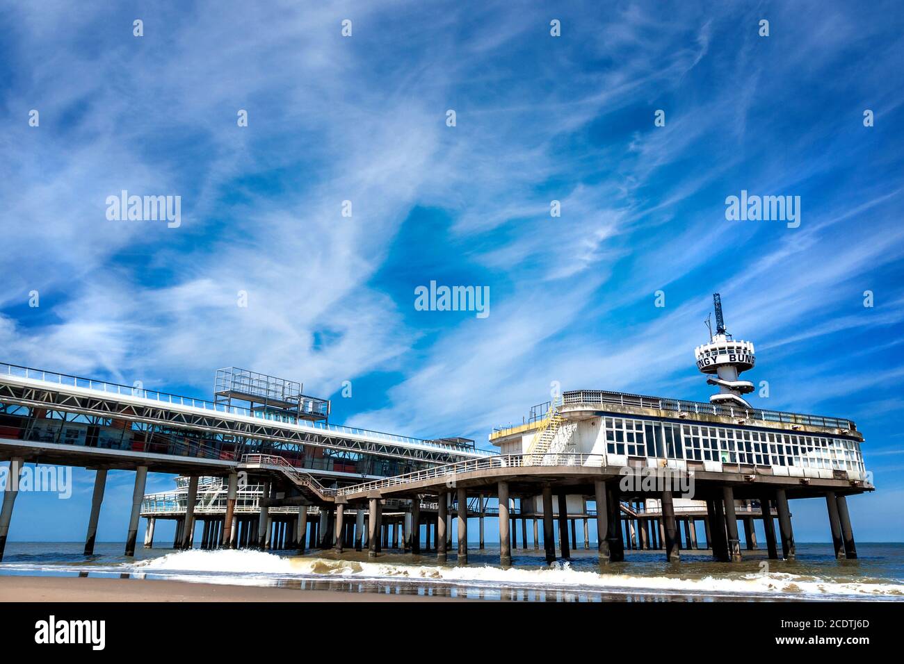 Der Strand von Scheveningen mit Blick auf den alten Pier mit Bungy-Turm Stockfoto