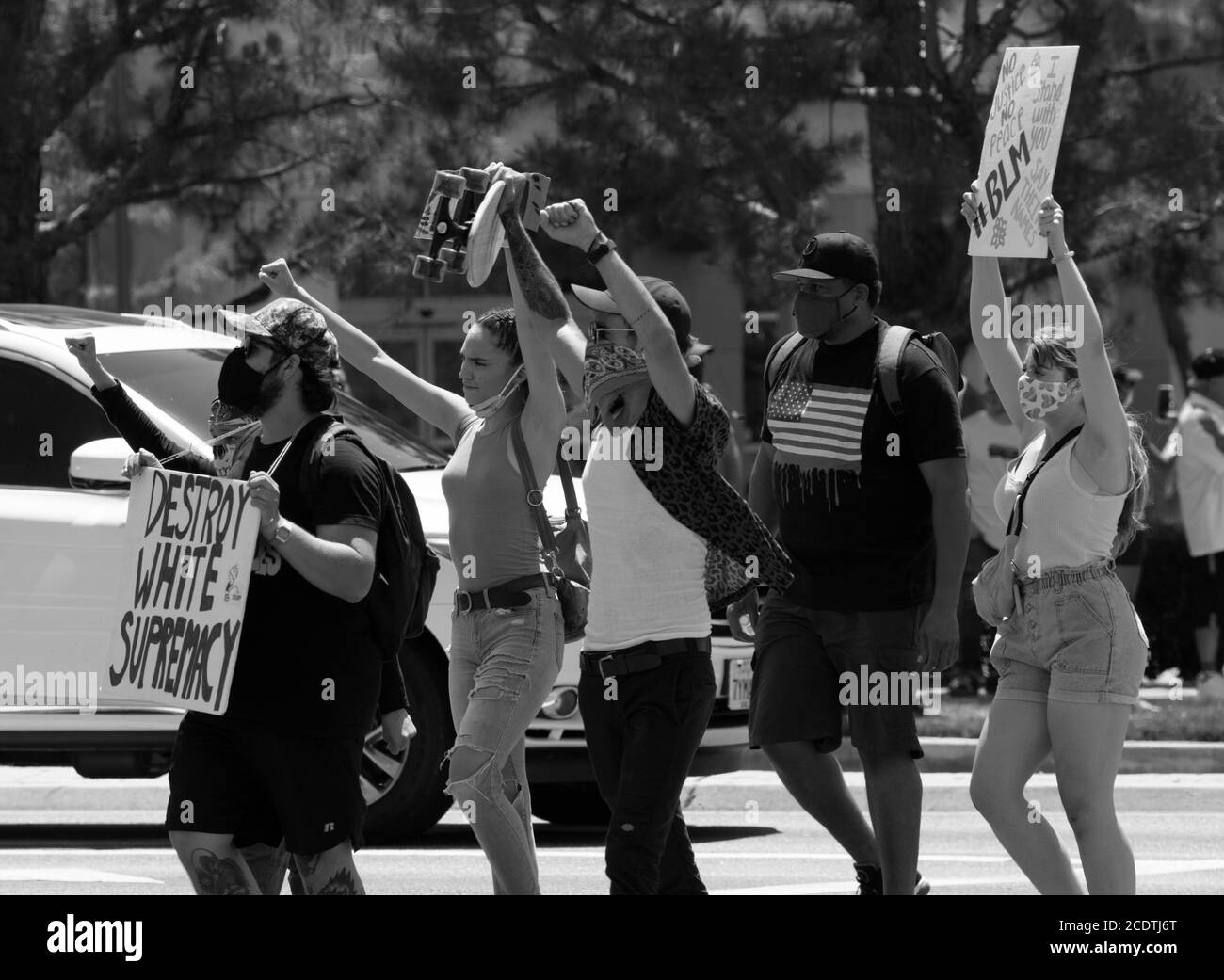 2020 USA Kalifornien Black Lives Matter protestiert. Army National Guard und Los Angeles County Sheriff beobachten Demonstranten bei Demonstrationen. Stockfoto