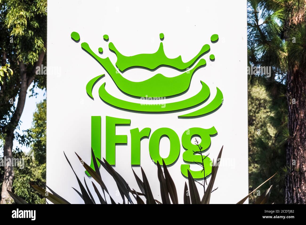 Aug 13, 2019 Sunnyvale / CA / USA - JFrog Logo am Hauptsitz im Silicon Valley; JFrog Ltd. Ist als Software-Entwicklungsunternehmen tätig und prov Stockfoto