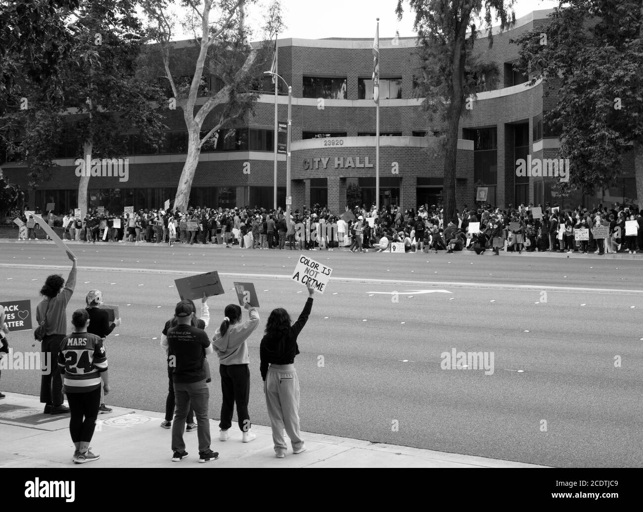 2020 USA Kalifornien Black Lives Matter protestiert. Army National Guard und Los Angeles County Sheriff beobachten Demonstranten bei Demonstrationen. Stockfoto