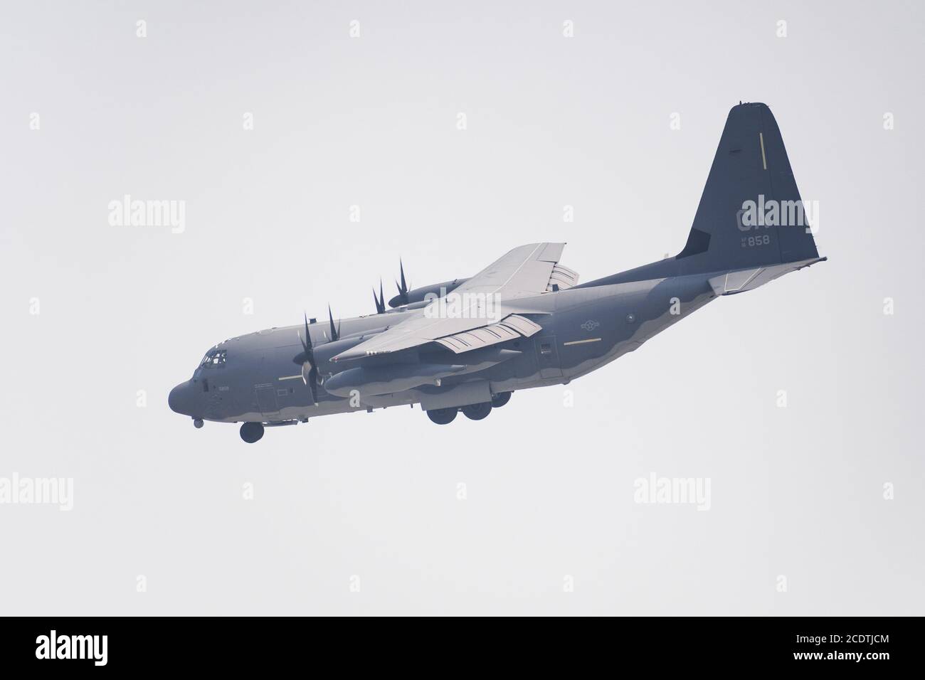 Aug 25, 2020 Mountain View / CA / USA - Nahaufnahme von US Air Force Militärflugzeugen, die durch dichten Rauch fliegen, der durch die kalifornischen Waldbrände verursacht wurde, vor Stockfoto