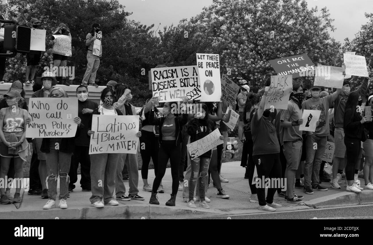 2020 USA Kalifornien Black Lives Matter protestiert. Army National Guard und Los Angeles County Sheriff beobachten Demonstranten bei Demonstrationen. Stockfoto