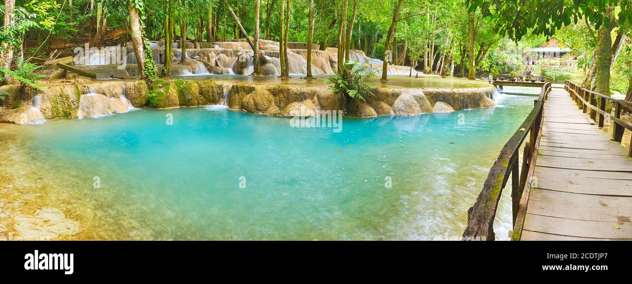 Brücke auf dem Weg zum Tat Sae Wasserfall. Schöne Landschaft. Laos. Panorama Stockfoto