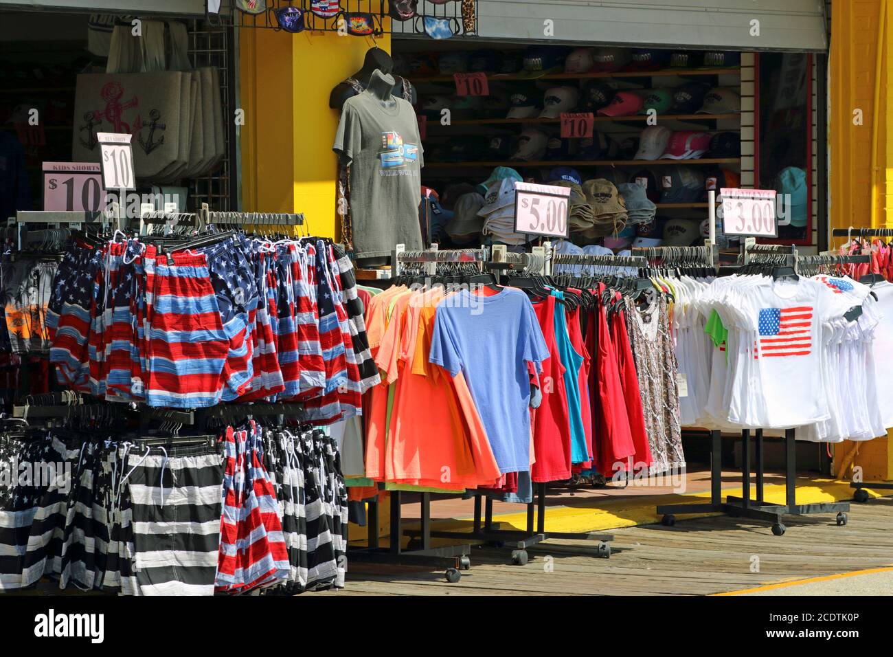 Souvenir- und T-Shirt-Läden sind auf der Wildwood, New Jersey Promenade üblich. USA Stockfoto