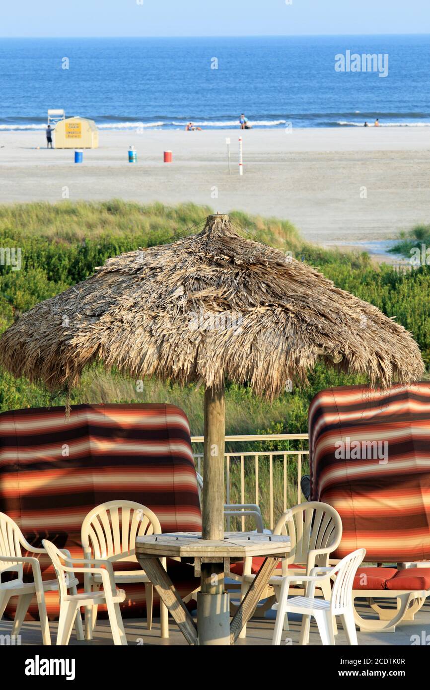 Einladende Entspannung auf der Sonnenterrasse im Waikiki Oceanfront Inn, Wildwood Crest, New Jersey, USA Stockfoto