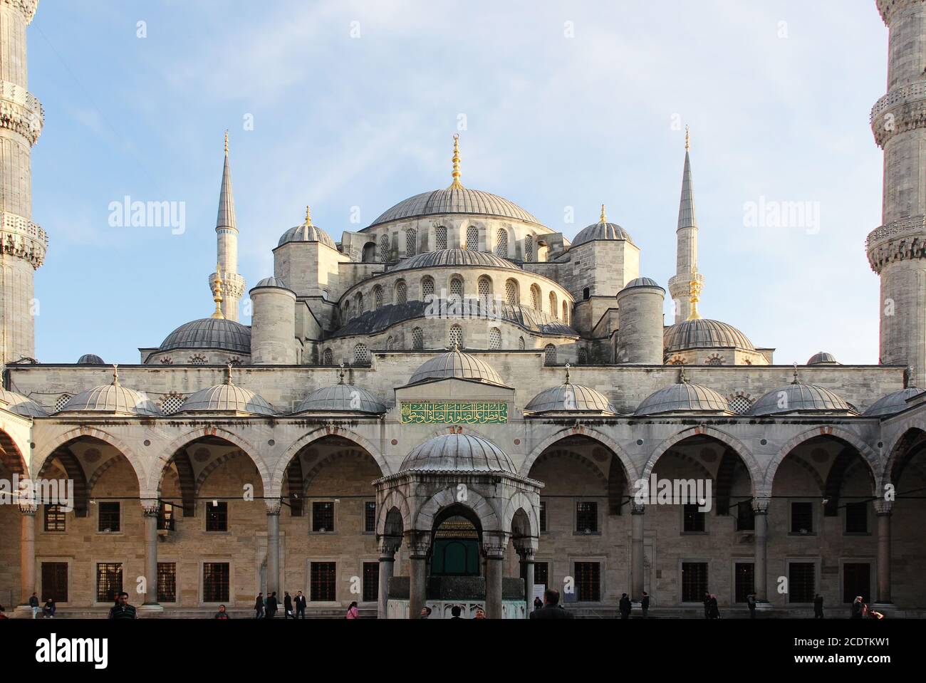 Fassade der Blauen Moschee vom Innenhof. Stockfoto