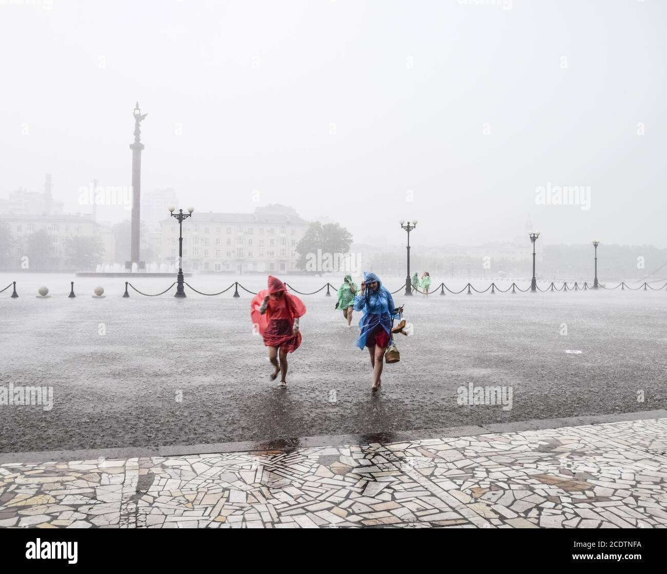Ein starker Regen am Ufer von Noworossijsk. Starker Regen Stockfoto