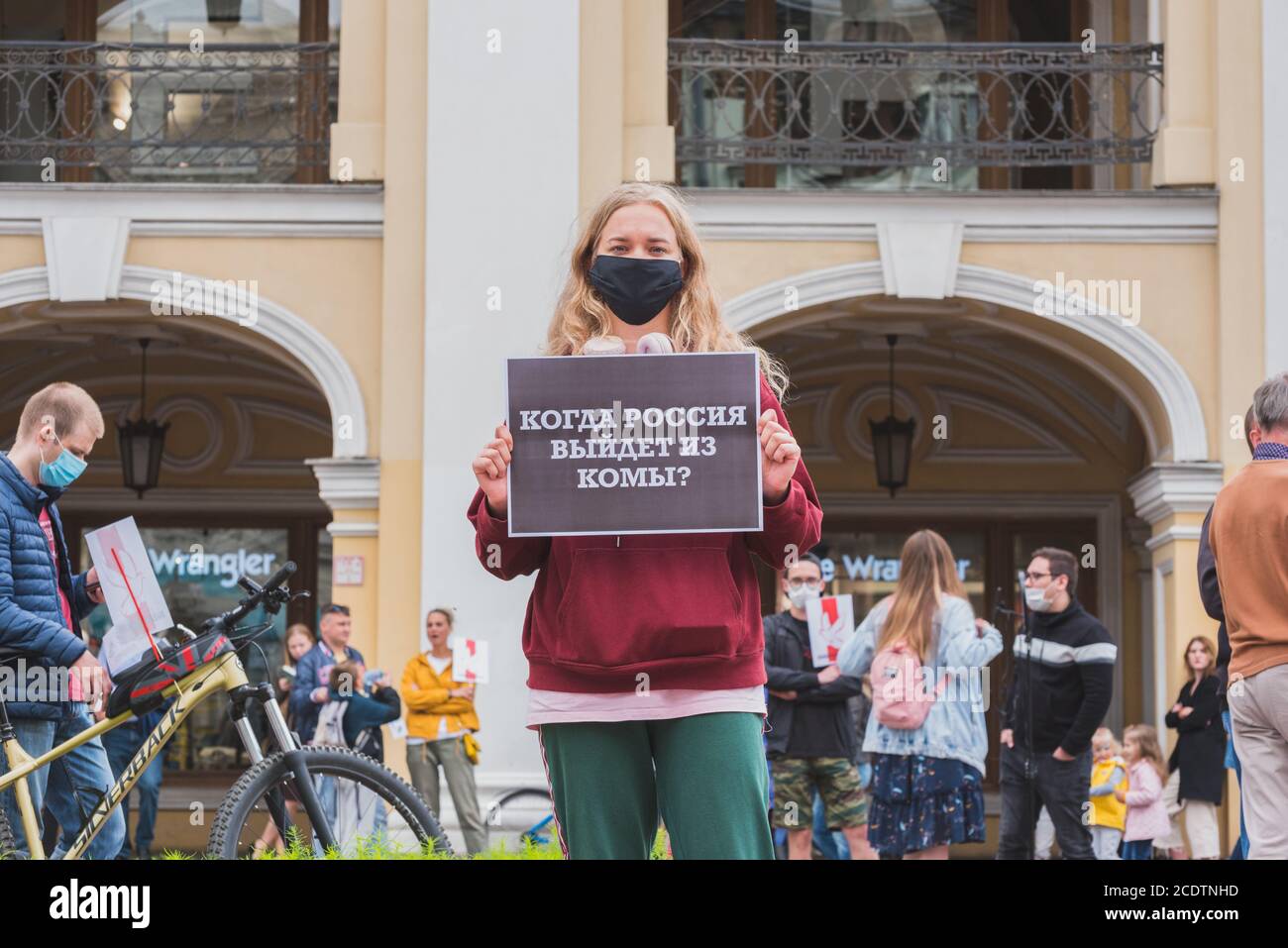 St. Petersburg, Russland - 29. August 2020: Ein Protestler hält ein Plakat: "Wann wird Russland aus dem Koma kommen?" Bei einer Kundgebung in Gostiny Dvor. Stockfoto