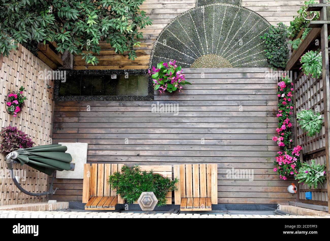 Schauen Sie den Garten hinunter Stockfoto